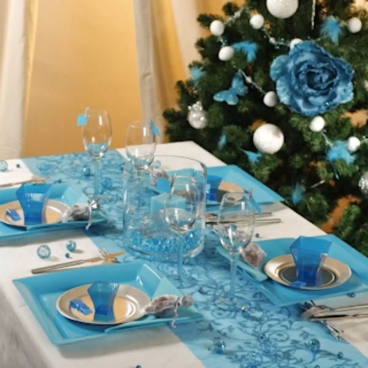 Сервировка стола в голубом цвете
