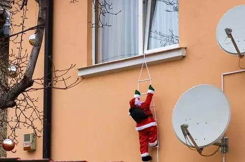 Kā izrotāt māju jaunajam gadam: idejas jaunā gada dekoru (25 fotogrāfijas)