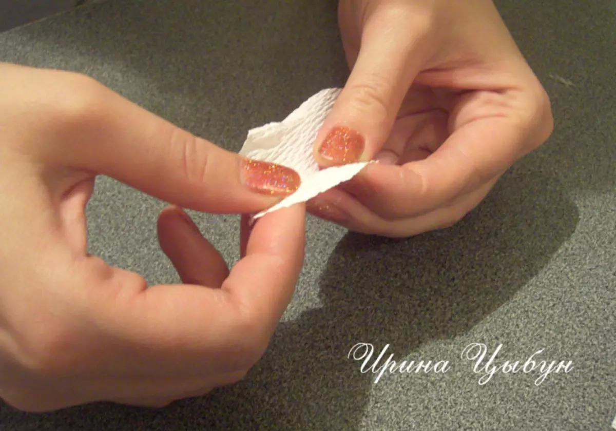Lys de papier ondulé avec des mains de bonbons avec vidéo