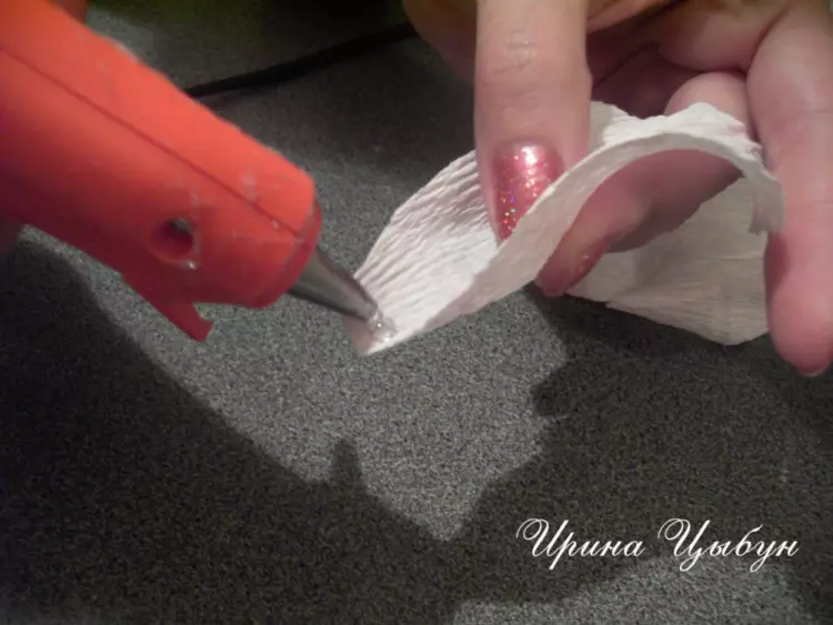 Lys de papier ondulé avec des mains de bonbons avec vidéo