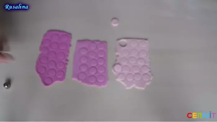 Polymer Clay လည်ဆွဲများသည်ကိုယ်ပိုင်လက်များဖြင့်ဘိန်းပန်းများကိုဗွီဒီယိုဖြင့်ဖန်တီးပါ