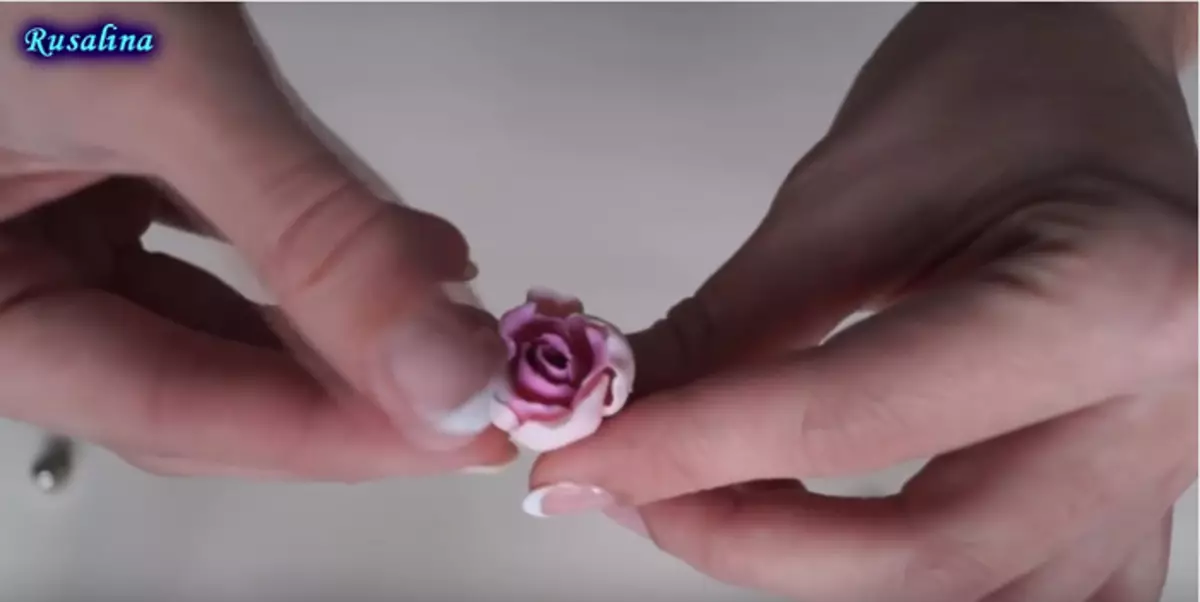 สร้อยคอดินโพลิเมอร์ด้วยมือของตัวเอง: สร้างดอกไม้ป๊อปปี้ด้วยวิดีโอ