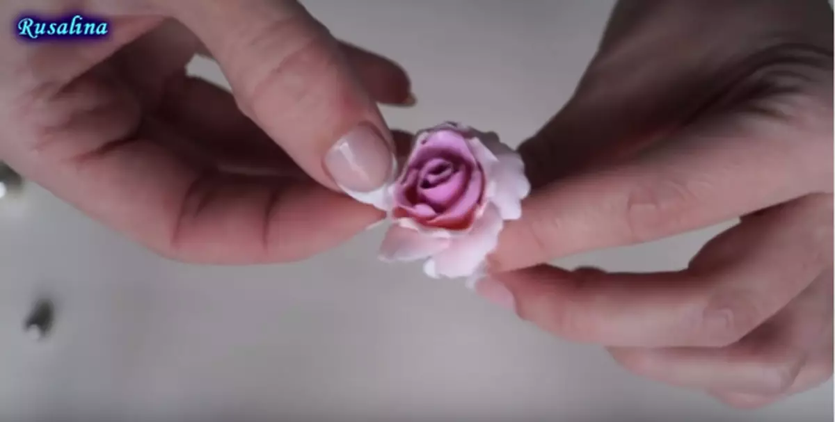 Polymeer klei ketting met hun eigen handen: maak poppy bloemen met video