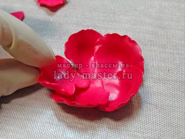 Kalung tanah liat polimer dengan tangan mereka sendiri: Buat bunga poppy dengan video