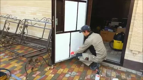 How to insulate the Chinese iron entrance door for the winter