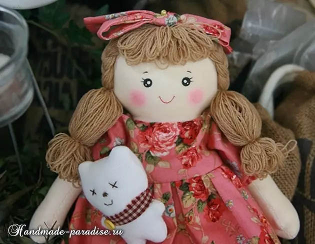Текстилната кукла груба со свои раце