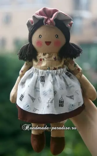 Текстилна кукла, която грундира със собствените си ръце