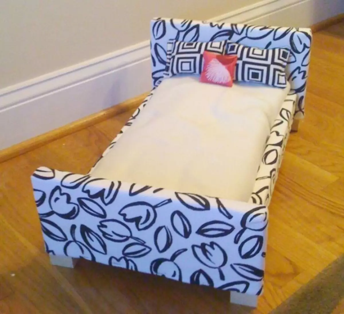 двухъярусная кровать из картона