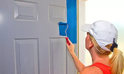 古いドアを修復する方法：ステップバイステップの指示