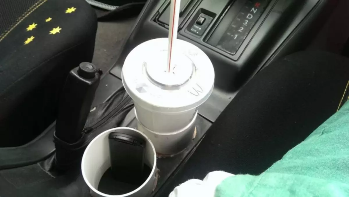 Cup-Nummer im Auto mit den eigenen Händen