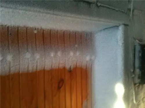 ဝင်ပေါက်သတ္တုတံခါးပေါ်တွင် condensate ဖယ်ရှားပစ်နည်း