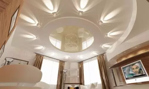 Kendi ellerinizle salonda ne tür bir tasarım tavanı yapılabilir?