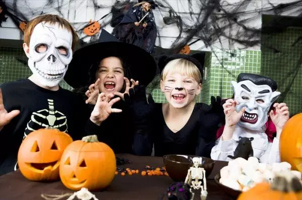 Kaukė vaikui su savo rankomis ant Halloween su nuotraukomis ir vaizdo įrašais