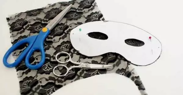 Maske für ein Kind mit seinen eigenen Händen auf Halloween mit Fotos und Video