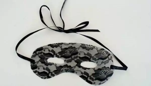 Şəkillər və video ilə Halloween-də öz əlləri olan bir uşaq üçün maska