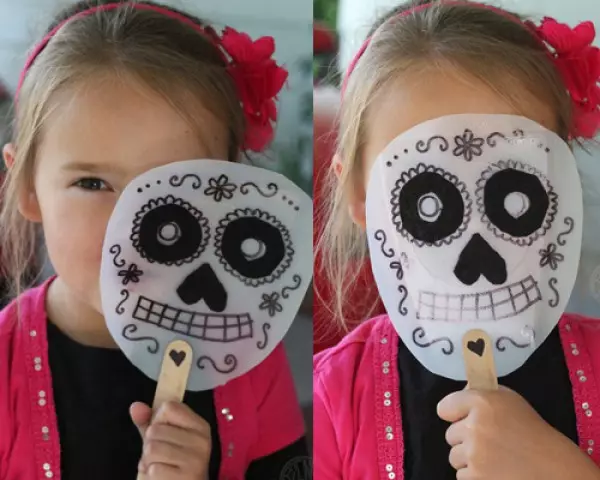 Fotoğraf ve video ile Cadılar Bayramı'nda kendi elleriyle bir çocuk için maske