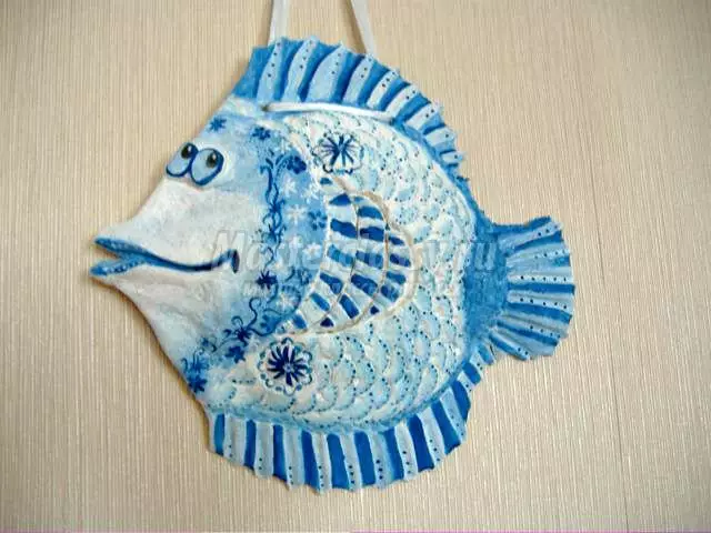 Риба од солиног теста са рукама са фотографијама шаблона