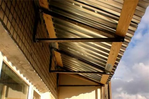 Instalimi i çatisë në një ballkon me duart tuaja: duke ndjekur udhëzimet, bëni vetë