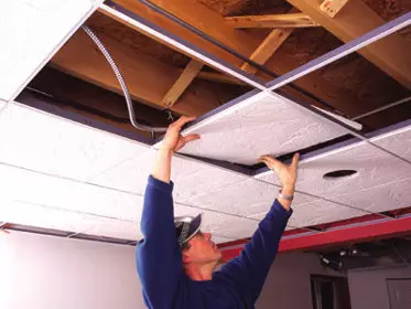 Tehnologija namestitve različnih vrst suspendiranih stropov