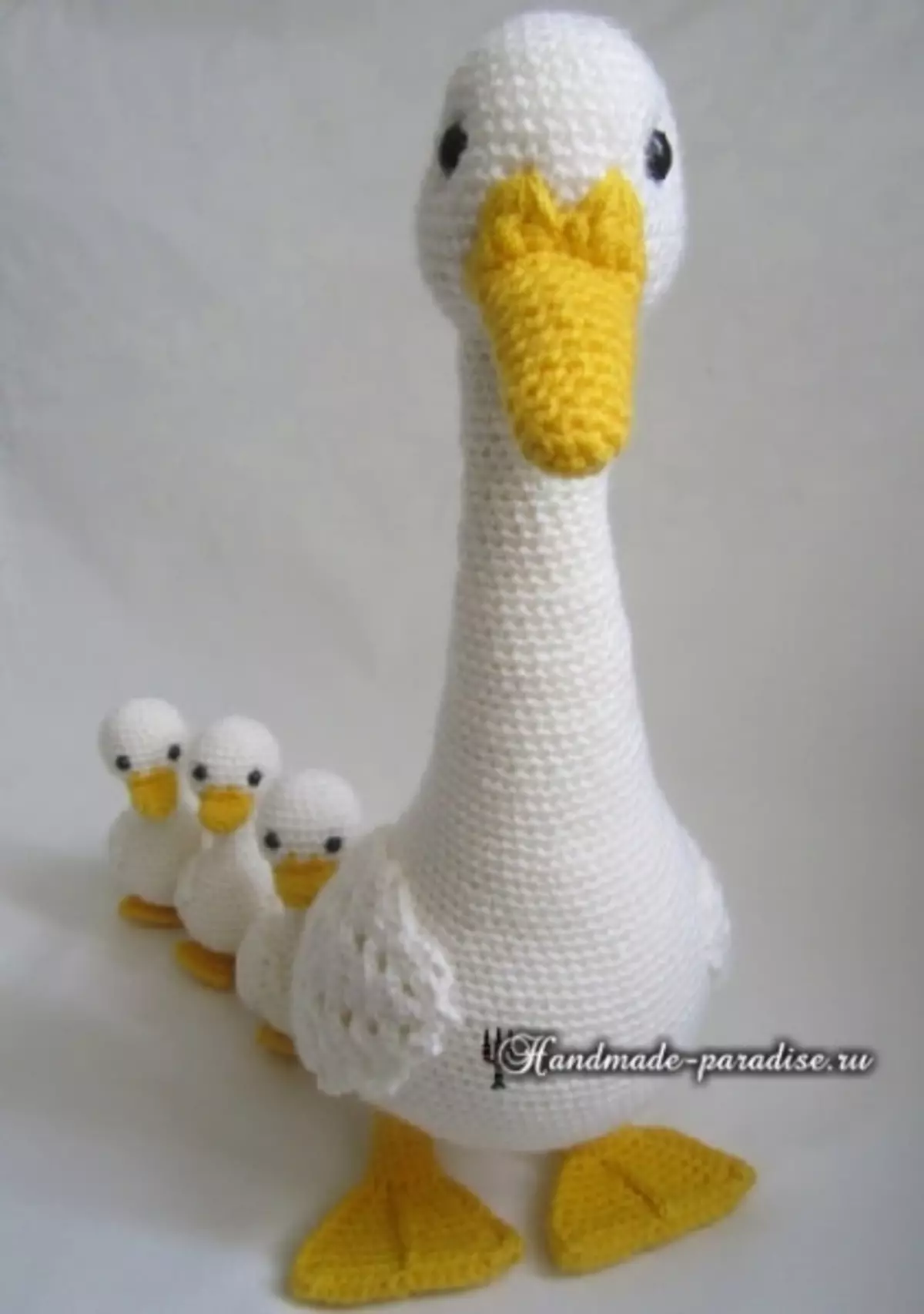 Canard dans un chapeau. Jouet de crochet en tricot