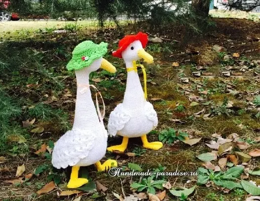 Bebek dalam topi. Rajutan crochet toy.