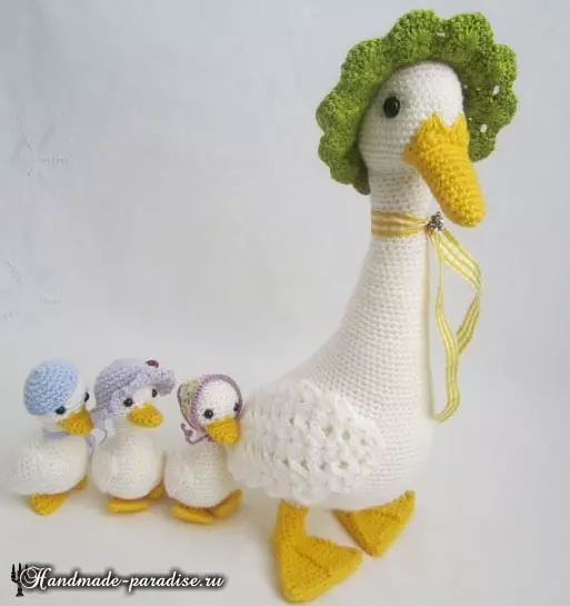 Canard dans un chapeau. Jouet de crochet en tricot