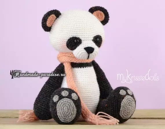 Мечка панда капчиња. Плетена играчка