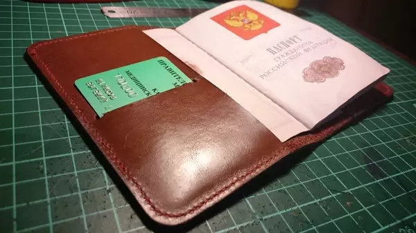 Cubra para un pasaporte con sus propias manos en la técnica de decoupage con fotos y videos.