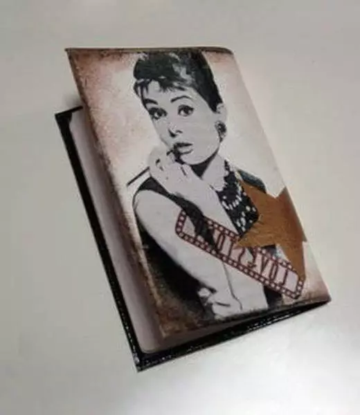 Cubra para un pasaporte con sus propias manos en la técnica de decoupage con fotos y videos.