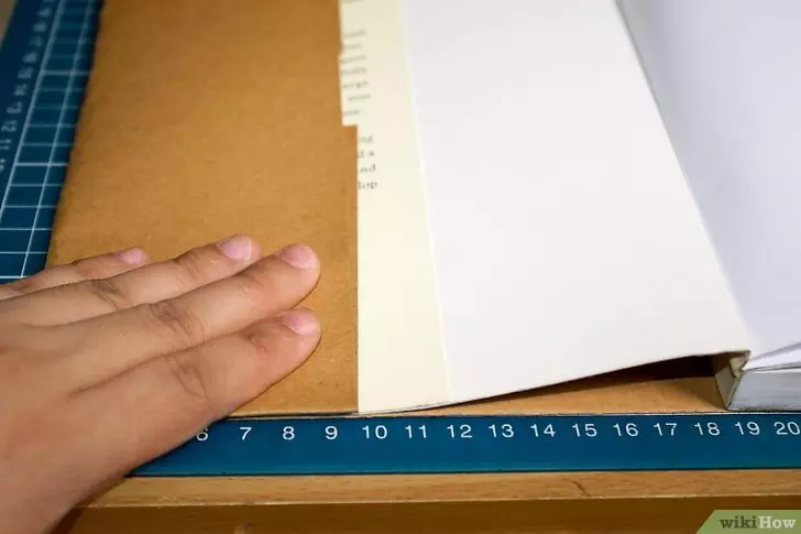 ครอบคลุมหนังสือด้วยมือของคุณเองภายใต้กระดาษแข็งและผิวหนัง