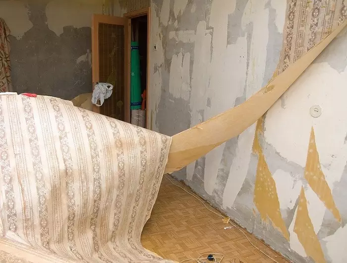 壁からビニールの壁紙をすばやく取り除く方法