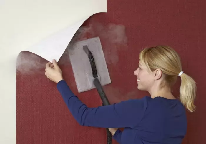 壁からビニールの壁紙をすばやく取り除く方法
