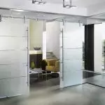 Indvendige døre lavet af glas: Fordele og ulemper