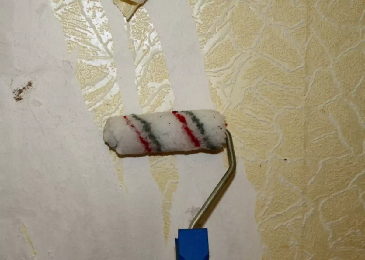 Cum să bateți rapid tapetul vechi de hârtie de pe pereți