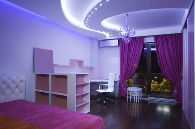 Tavanet e plasave në dhomën e gjumit me duart e tyre (foto dhe video)