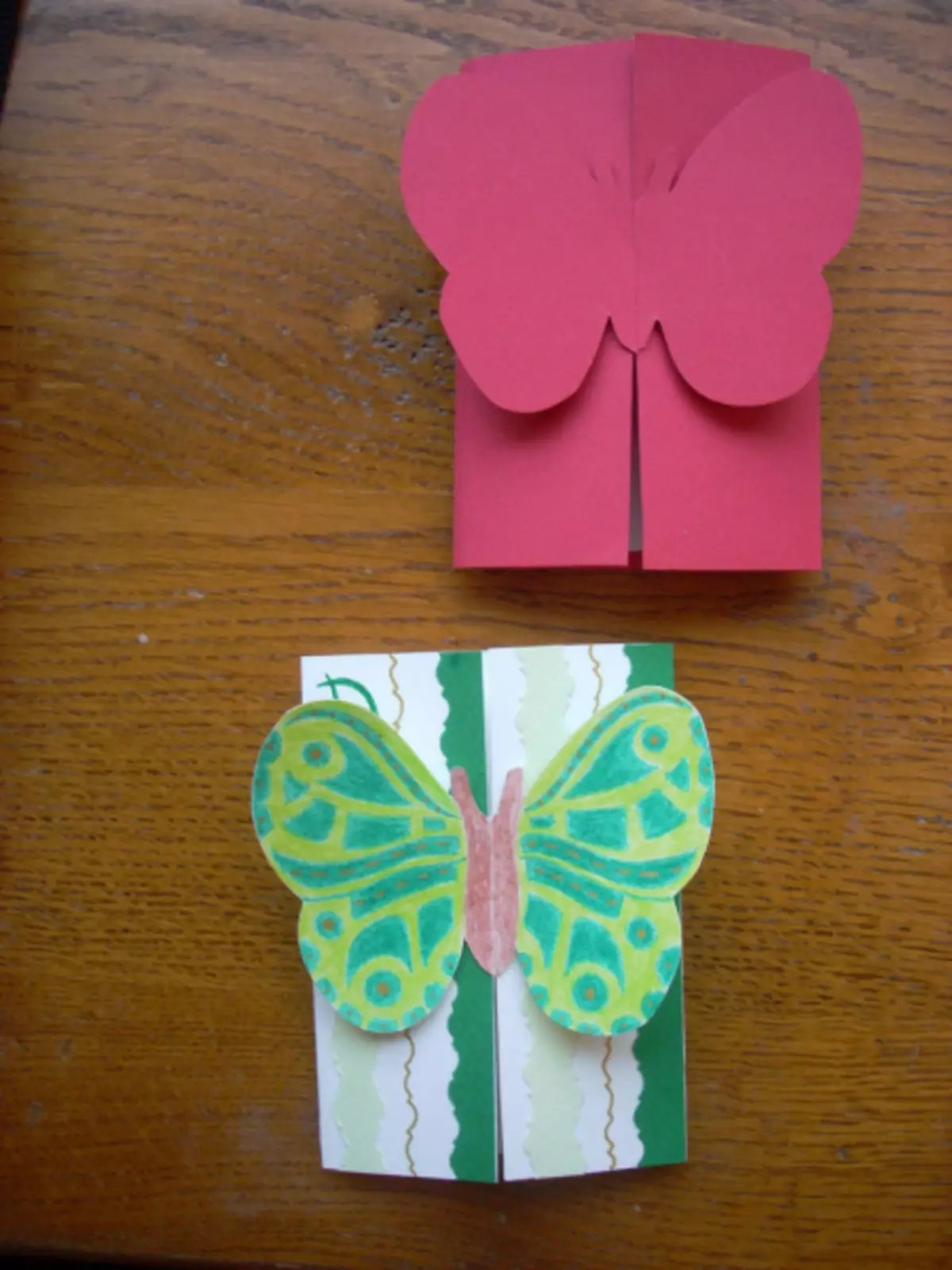 Bulk sommerfugl med egne hender på et postkort laget av farget papir