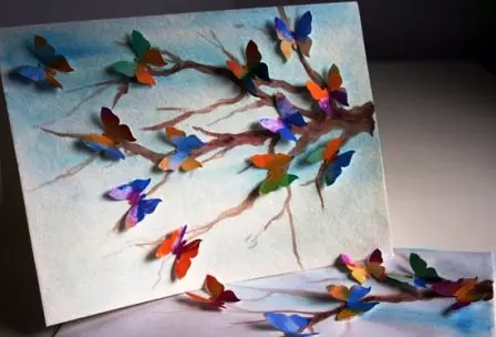 Mariposa a granel con sus propias manos en una postal hecha de papel de colores.