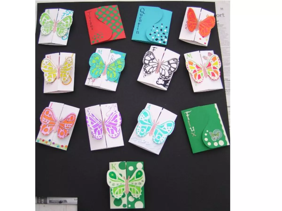 Bulk sommerfugl med egne hender på et postkort laget av farget papir