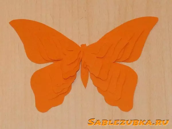 Насипна пеперуда със собствените си ръце на пощенска картичка, изработена от цветна хартия
