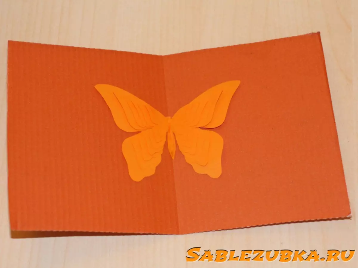 Bulk Butterfly mit deinen eigenen Händen auf einer Postkarte aus farbigem Papier