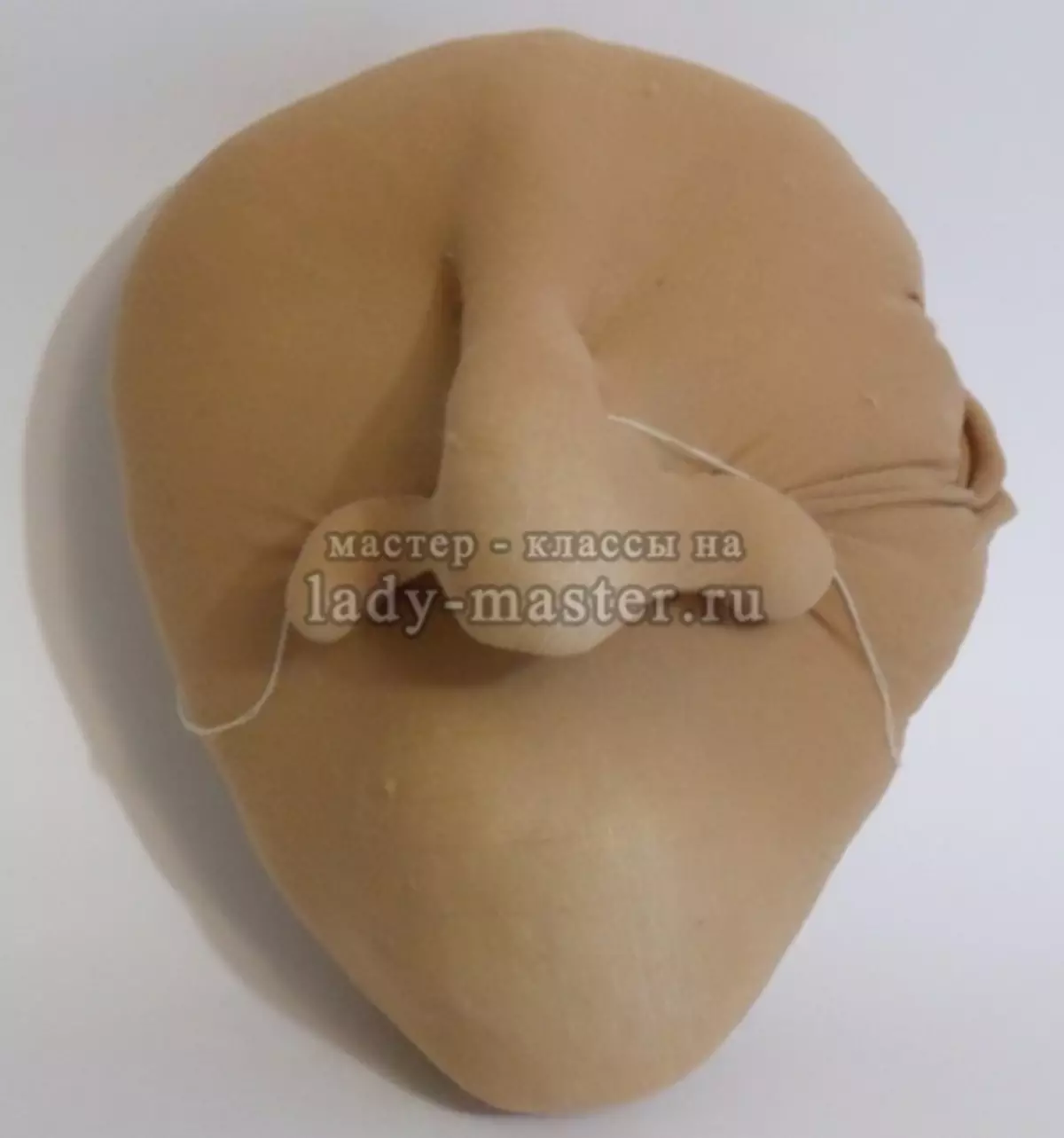 O nariz de mulheres de Yaga com as mãos do papel na técnica de Papier-Masha com uma foto
