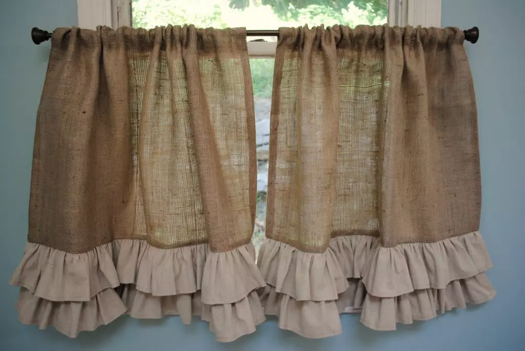 Curtain selection on a small window: Recommendations and design styles