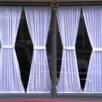 Sélection de rideaux sur une petite fenêtre: Recommandations et styles de conception