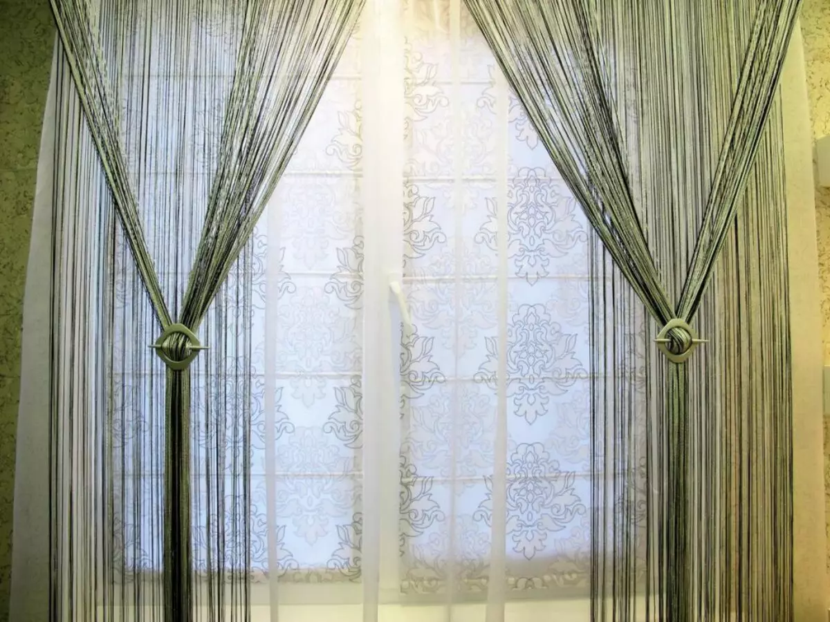 Selección de cortina nunha pequena xanela: Recomendacións e estilos de deseño