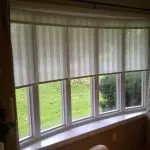 Штори для еркерного вікна: поради щодо вибору типу полотна, тканини і карниза