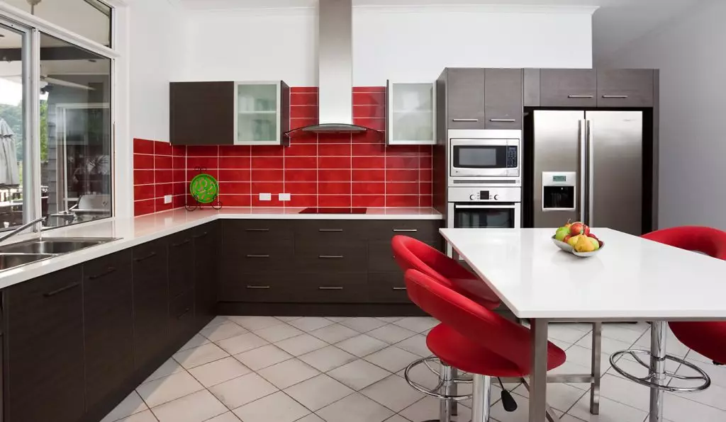 เคล็ดลับสำหรับการเลือกวอลล์เปเปอร์สำหรับห้องครัว: สีการปฏิบัติจริงและการออกแบบ (+40 ภาพถ่าย)