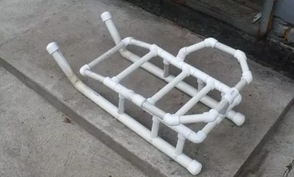 Crafts mula sa plastic pipes - higit sa 30 mga ideya sa larawan para sa mga bahay at cottage