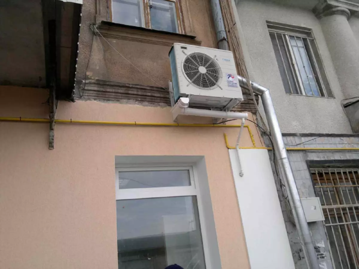 Oikea asennus ilmastointilaitteen ulkoisen yksikön loggia II parvekkeella