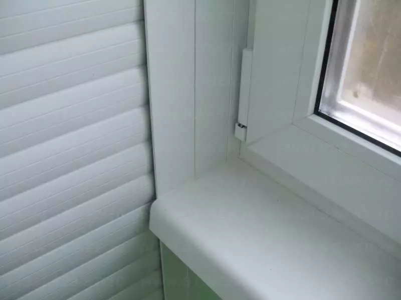Gabinete ergonómico para o balcón co papel das persianas: comodidade e compacidade