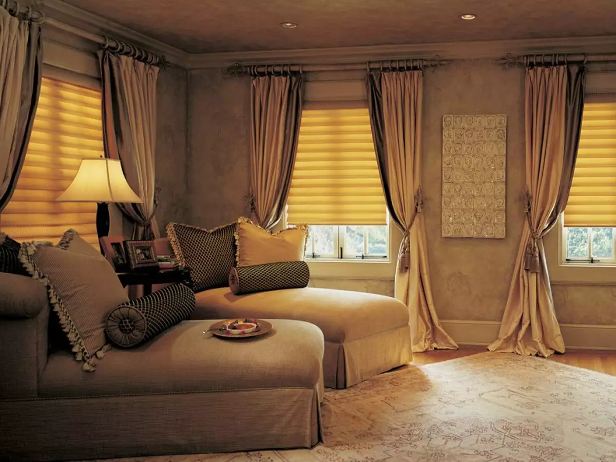 베이지 색 벽지가있는 침실 커튼 : 팁 선택 및 조화로운 색상 조합